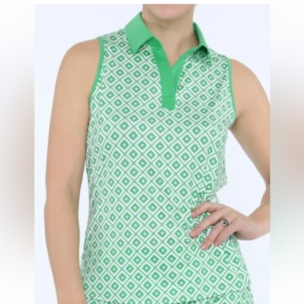 Belyn Key top M in the prettiest Kelly green and white